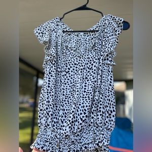 Rose and Olive flutter sleeve, animal printed top. In good condition SZ Large